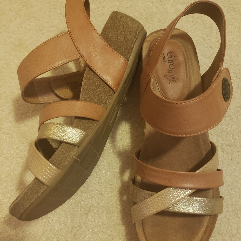 Wedge sandals with gold detail, velcro closure